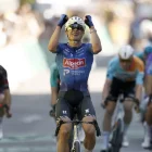 El ciclista belga Jaspe Philipsen celebrant la victòria d’etapa. - EFE