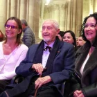 Josep Vallverdú, entre Helena Guasch i Sandra Blanch, les guanyadores dels Premis Literaris de Lleida de l’any 2023. - ALBA MOR/ACN