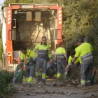 Tècnics d’Ilnet netejant un solar en una foto d’arxiu. - AJUNTAMENT DE LLEIDA