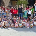 Tradicional foto de família a la plaça Major amb alguns dels participants, monitors, tècnics, alcaldessa i regidor d’Educació. - JAUME SOLÉ
