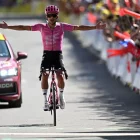 Carapaz arribant a meta en solitari després de l’escapada final. - EUROPA PRESS