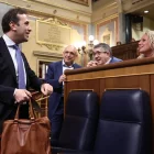 El vicepresident Carlos Cuerpo conversa amb els diputats socialistes Montse Mínguez i Patxi López. - EDUARDO PARRA / EUROPA PRESS