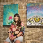 La galerista Carina Miras amb dos de les seues obres fetes en un període d’eutímia. - JORDI BONILLA