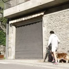 Un antic supermercat de Ribera de Cardós que fa quinze anys que està tancat. - EDGAR ALDANA