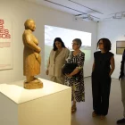 Sònia Hernández, acompanyada pel director del Museu Morera i autoritats. - AMADO FORROLLA