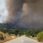 Una espessa columna de fum a prop d’El Castañar de El Tiemblo (Àvila). - GABRI SOLERA / EUROPA PRESS