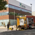 Imatge dels Bombers treballant en l’empresa situada al polígon de La Canaleta.