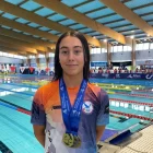 Noa Priego, amb les tres medalles guanyades. Jordi Carrasco, segon per la dreta, amb l’or en el relleu.