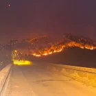 Les flames assolen una de les muntanyes que envolta la presa de Burguillo, a Àvila. - EUROPA PRESS