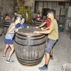 A Tàrrega, 24 joves van restaurar antics barrils de vi del futur pol cooperatiu de la ciutat. - LAIA PEDRÓS