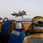 Un caça nord-americà F-35 efectua maniobres al mar Aràbic, a prop de l’estret d’Ormuz. - CENTCOM