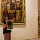 Montserrat Riu mostra la fotografia i l’espai on probablement s’exhibia el retaule. - ACN