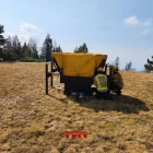 Motobomba en l’incendi de Farrera (esquerra) i foc ahir a Santa Coloma de Queralt (dreta). - BOMBERS