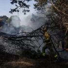 Un bomber treballa en les tasques d’extinció de l’incendi forestal a la Sierra Oeste de Madrid. - MATIAS CHIOFALO / EUROPA PRESS