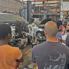 Mecànica a Autotires Segarra. Els joves van poder familiaritzar-se amb les diferents tasques d’un taller. A més, van veure com va quedar un cotxe afectat per les inundacions de la dana. Es va reutilitzar el poc salvable que quedava i s’enviarà al desballestament. - ALBERT JOVER SOLÉ
