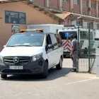 Una furgoneta de la funerària sortint del recinte de la mina. - ACN