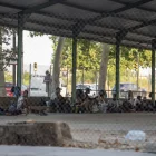 Un grup de persones s’ha instal·lat en un dels coberts de la Fira, al costat dels pavellons. - ACN