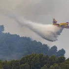 Un hidroavió treballa en les tasques d’extinció de l’incendi de la Vall d’Uixó. - ÁNGEL SÁNCHEZ / EUROPA PRESS