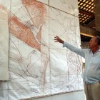El pintor muralista Josep Minguell mostra al seu estudi de Tàrrega els esbossos del nou fresc que crearà per al Museu Benozzo Gozzoli de Castelfiorentino, a la Toscana.