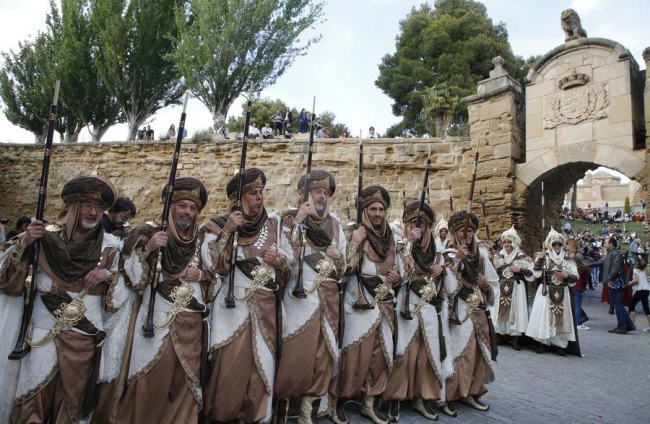 Més de 700 participants, entres sis comparses i sis bandes, van desfilar a la tarda pel barri antic.