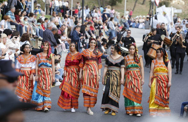 Més de 700 participants, entres sis comparses i sis bandes, van desfilar a la tarda pel barri antic.