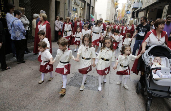 Més de 700 participants, entres sis comparses i sis bandes, van desfilar a la tarda pel barri antic.