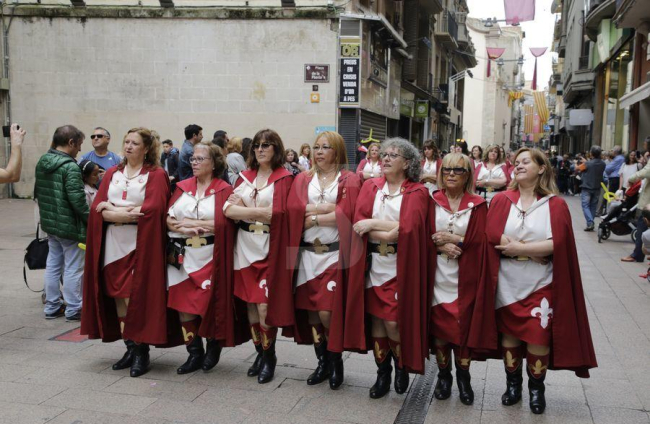 Més de 700 participants, entres sis comparses i sis bandes, van desfilar a la tarda pel barri antic.