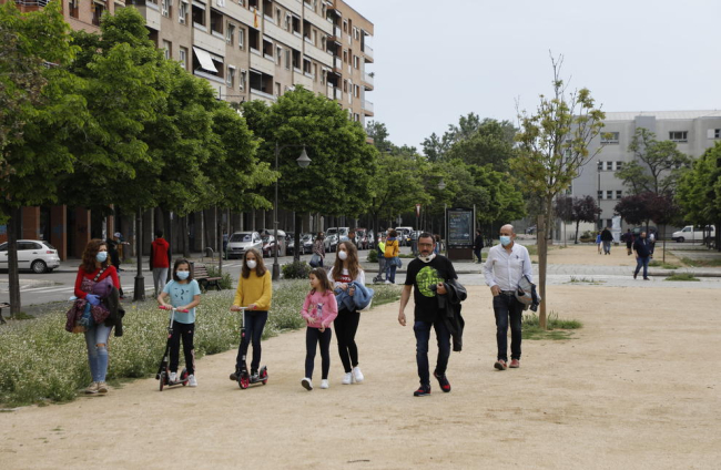 A peu, amb patinet o amb bicicleta, així van sortir ahir els nens menors de 14, acompanyats d’un adult, a la canalització del riu Segre a Cappont.