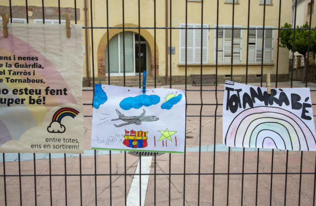Una família, durant la seua sortida a Agramunt.