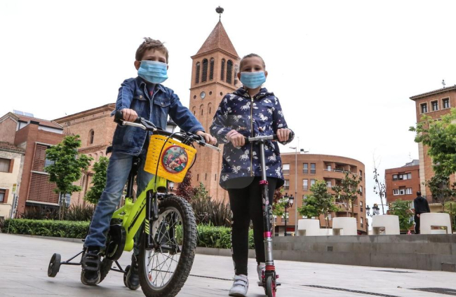 En patinet, bici o a peu, els nens van aprofitar l'hora
