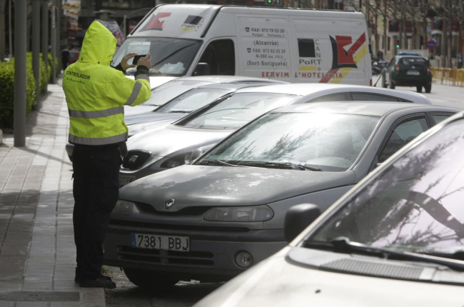 Imatge d’arxiu d’un vigilant de zona blava registrant fotogràficament una infracció.