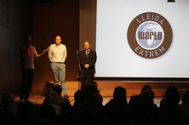 Climent va presentar ahir el documental a l’Orfeó, al costat del president Antoni Soliva i Paco Cerdà.