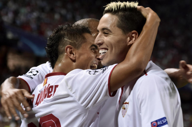 Jugadors del Sevilla celebren el gol que els va donar la victòria.