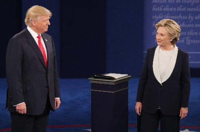 Els dos aspirants no es van donar la mà a l’inici del debat televisiu.