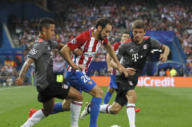 Juanfran avança entre Thiago i Thomas Müller, del Bayern.