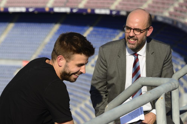 El central del Barça Gerard Piqué i el periodista de RAC1 Jordi Basté, al Camp Nou.