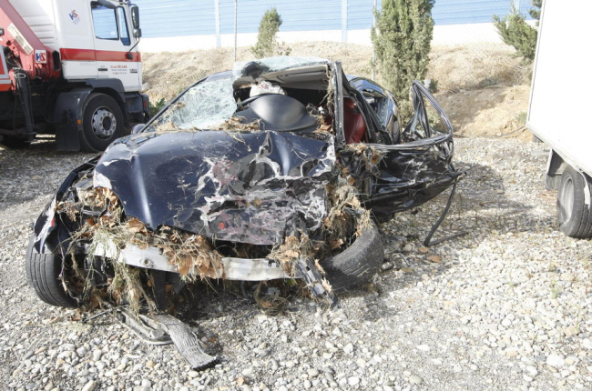 A l’esquerra i a dalt a la dreta, el cotxe de la víctima mortal de l’N-240. A baix, un dels vehicles del xoc d’Albatàrrec.