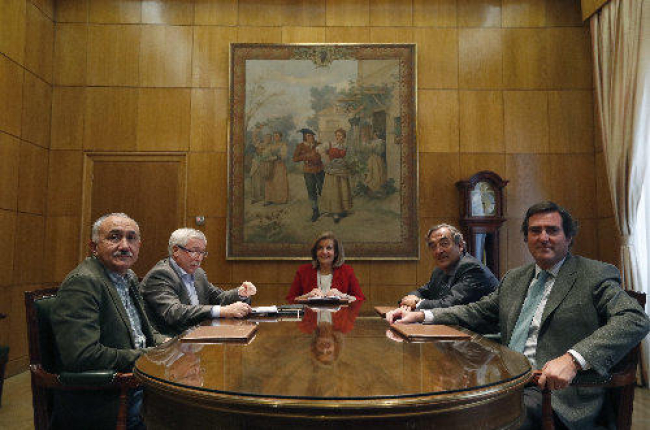 Imatge de la reunió entre la ministra en funcions d’Ocupació i els agents socials que es va fer ahir.