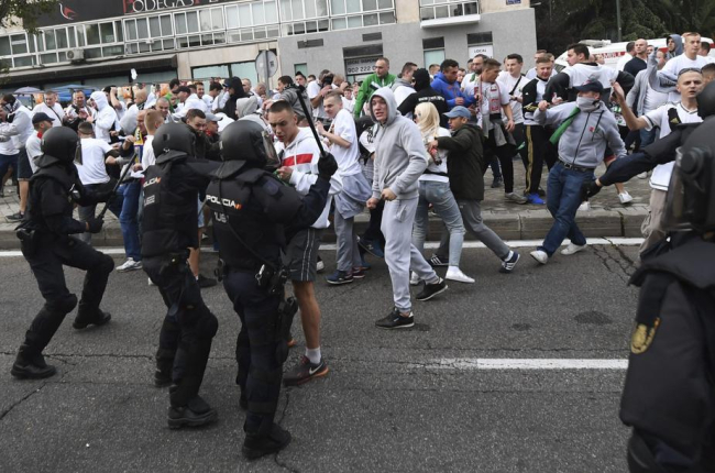 Aficionats radicals del Legia s’enfronten a agents de la Policia als voltants del Bernabéu.