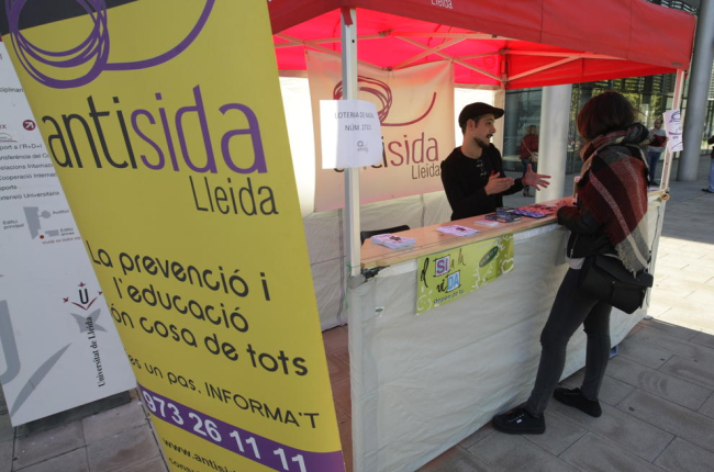 Un taula informativa del Dia de la prova de la Sida a Lleida.