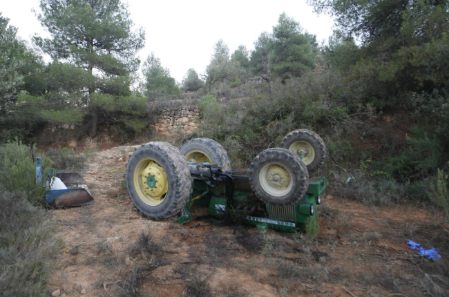 Vista del tractor accidentat divendres als Torms.