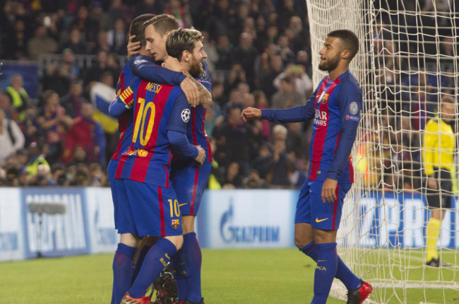 Arda Turan es felicitado por sus compañeros después de que el turco anotara el cuarto gol del FC Barcelona frente al Borussia.
