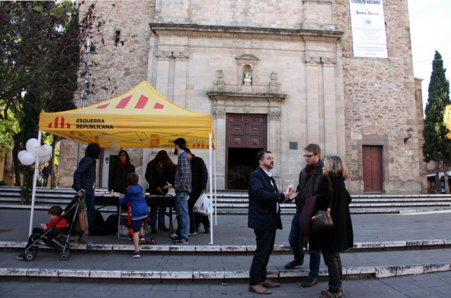 El líder d’ERC a Barcelona, Alfred Bosch, amb uns veïns a la plaça de Sarrià de la capital catalana.