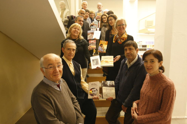 Autores y sus novedades, junto a los editores Lluís y Eulàlia Pagès.