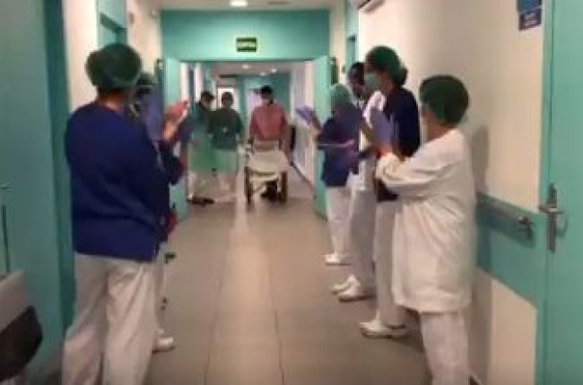 VÍDEO | Un pacient de 93 anys de la Seu d'Urgell rep l'alta de Covid-19 entre aplaudiments dels sanitaris