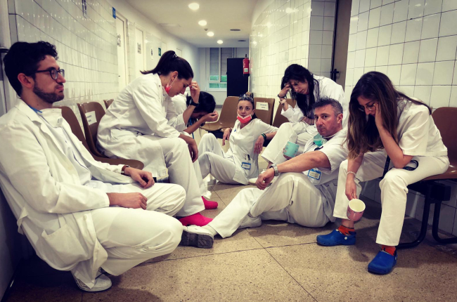 Una foto que mostra l'esforç dels professionals sanitaris. Són professionals del Centre d'Urgències d'Atenció Primària de Lleida, a l'avinguda Prat de la Riba.
