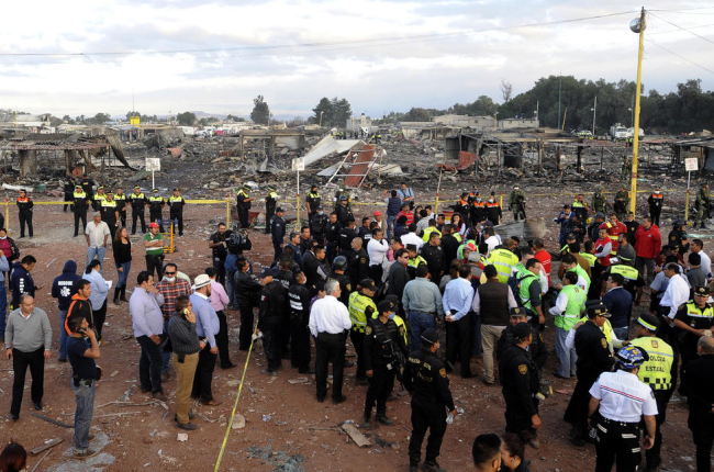 Miembros de rescate en la zona donde tuvo lugar la explosión en el mercado pirotécnico en Tultepec.