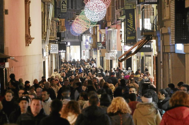 Imatge del carrer Major ple de gent divendres per les compres d’última hora abans de Nadal.