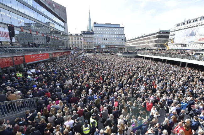Miles de suecos se concentraron ayer en el lugar del atentado.
