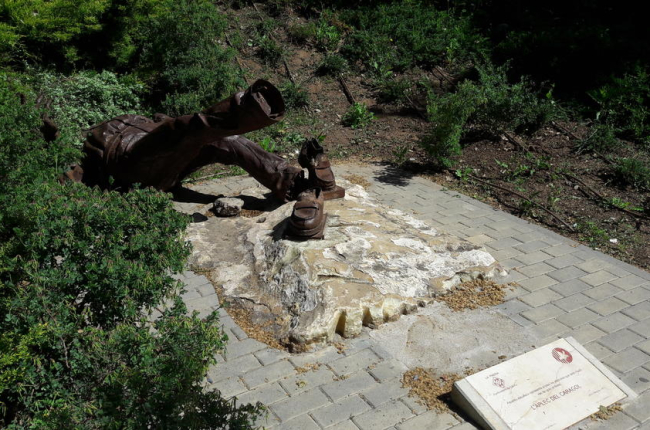 L'estàtua de Manolo Calpe caiguda.